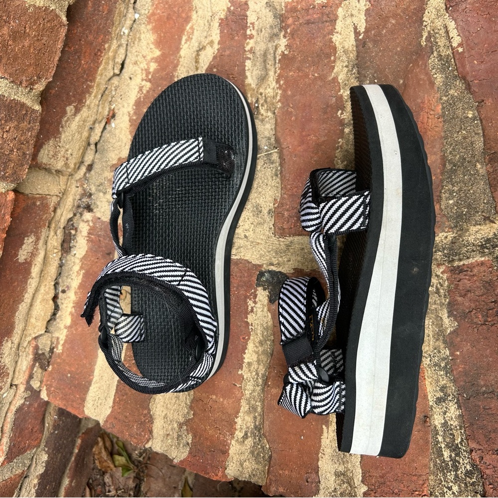 Teva women’s Black and White straps platform sandals - Picture 6 of 9